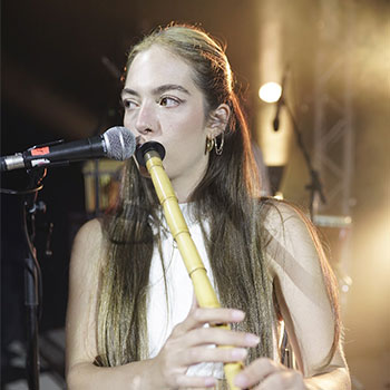 נגנית חליל באירוע חתונה